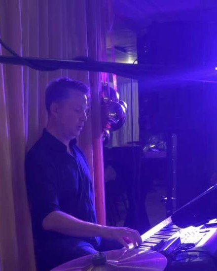 Keyboarder von Dropzone im blauen Bühnenlicht am Keyboard