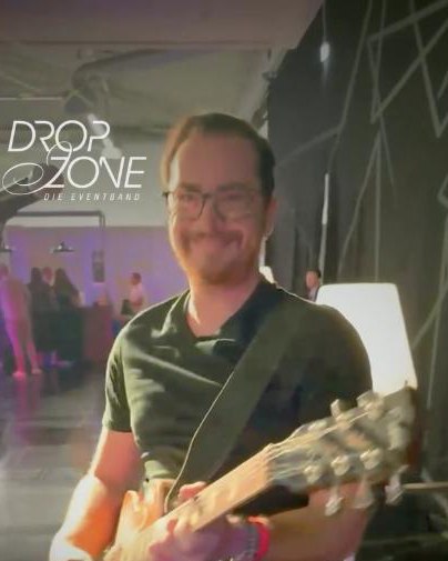 Gitarrist von Dropzone auf der Bühne der WM Werkstattmesse Dortmund