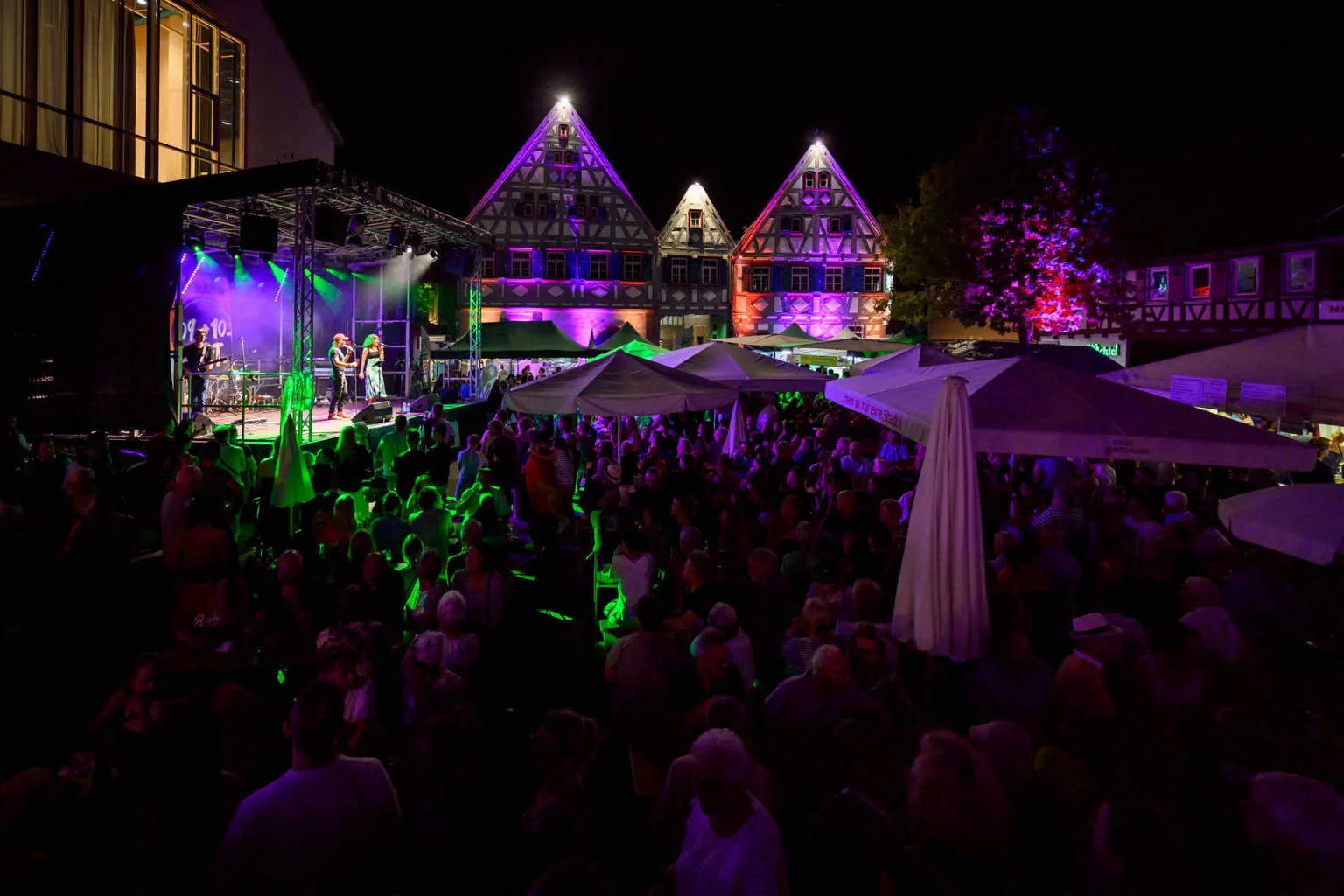 Dropzone live auf einem Stadtfest – Fachwerkhäuser und Publikum
