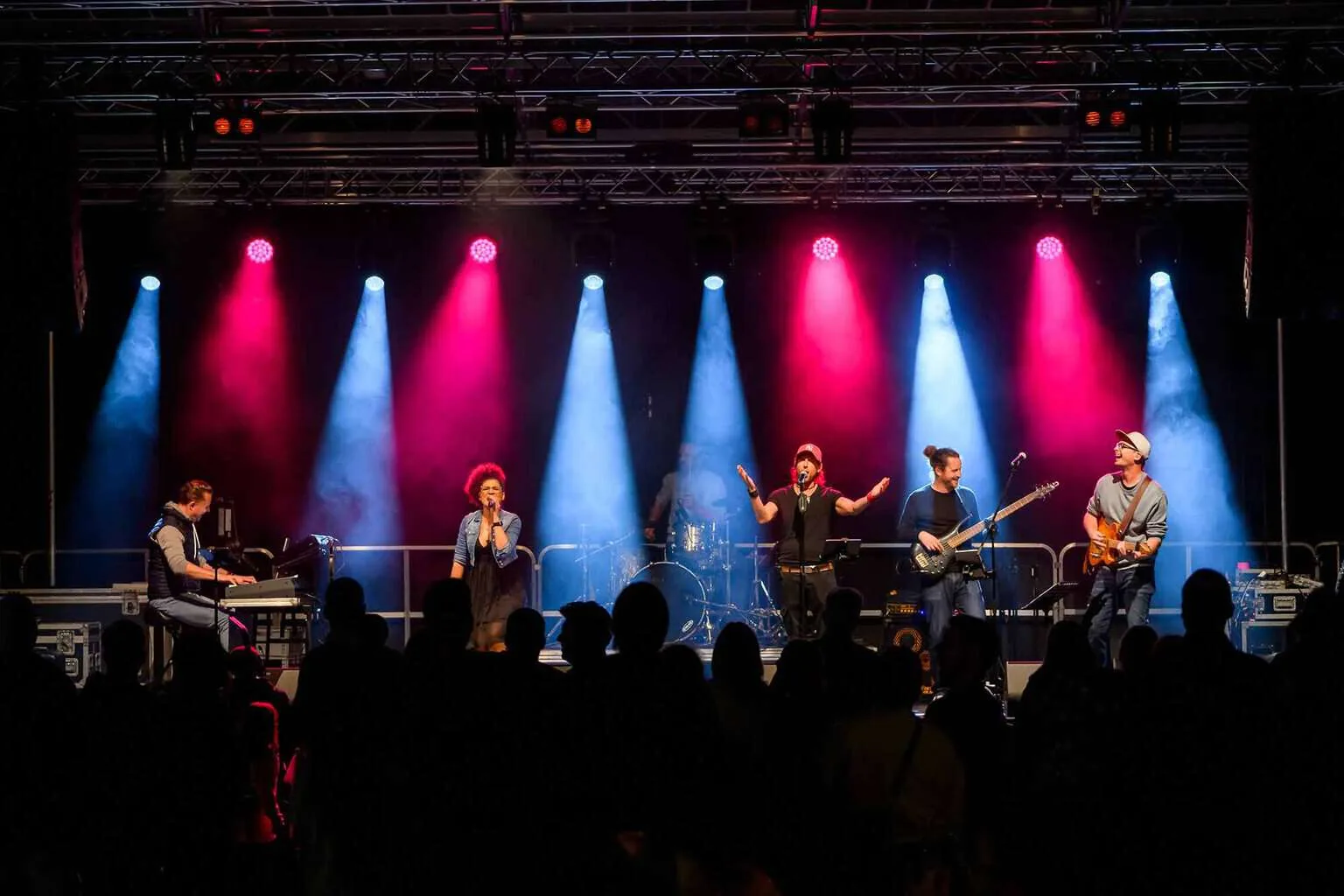 Dropzone Sänger auf der Bühne